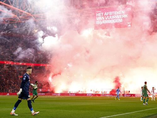 Haos na utakmici Ajax-Groningen: Huligani skoro zapalili stadion