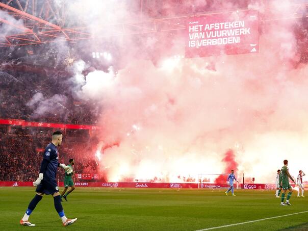 Haos na utakmici Ajax-Groningen: Huligani skoro zapalili stadion