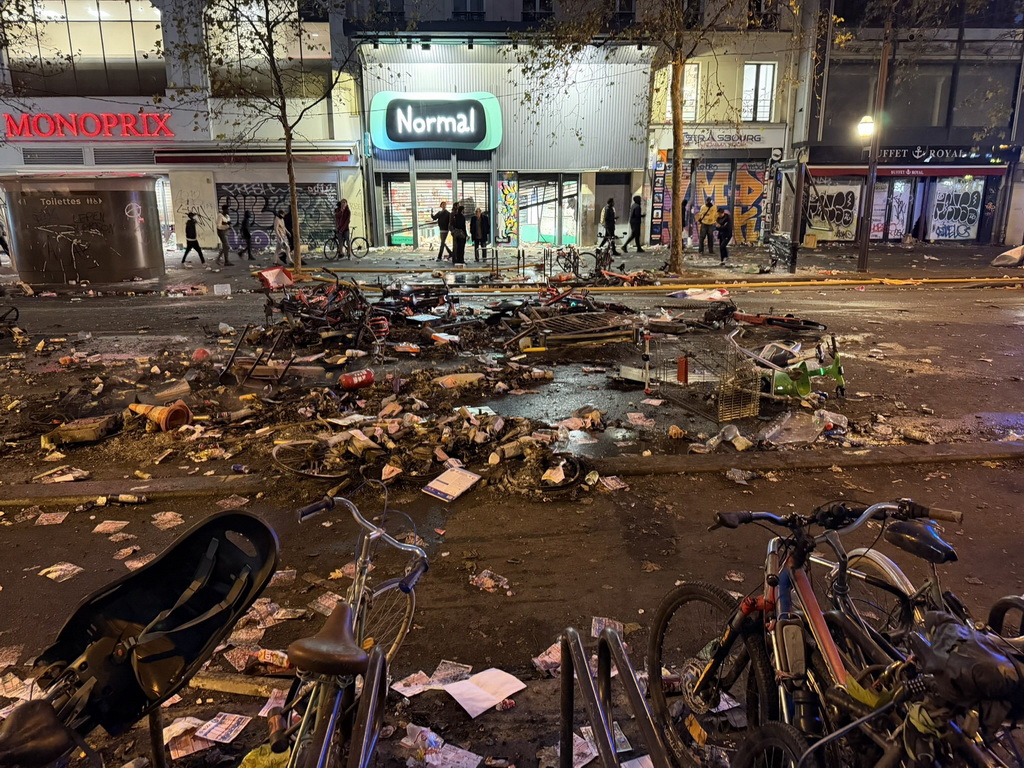 Haos širom Francuske: Zapaljene gradske vijećnice, uhapšeno 1.200 osoba