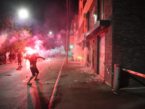 Haos širom Srbije, u Valjevu zapaljene prostorije SNS-a