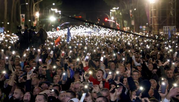 Haos u Albaniji: Hiljade ljudi protestovalo protiv Rame, probili kordon policije