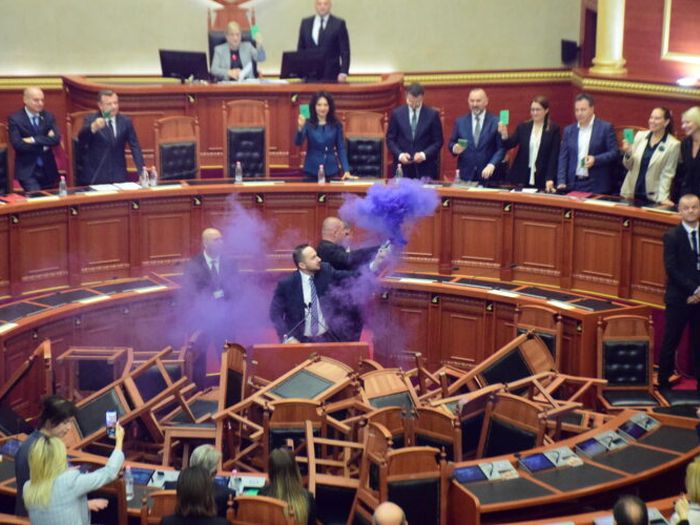 Haos u albanskoj skupšini: Opozicija prevrtala stolice i aktivirali dimnu napravu