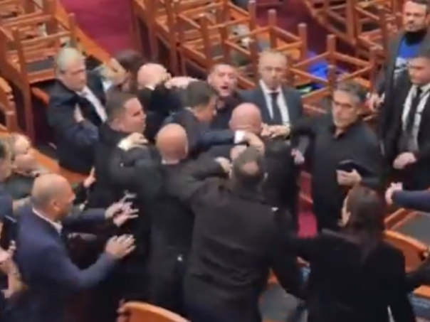 Haos u albanskom parlamentu: Zastupnici se potukli tokom sjednice
