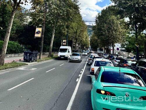 Haos u Alipašinoj ulici u Sarajevu: Gdje je saobraćajna policija u vrijeme najveće gužve?