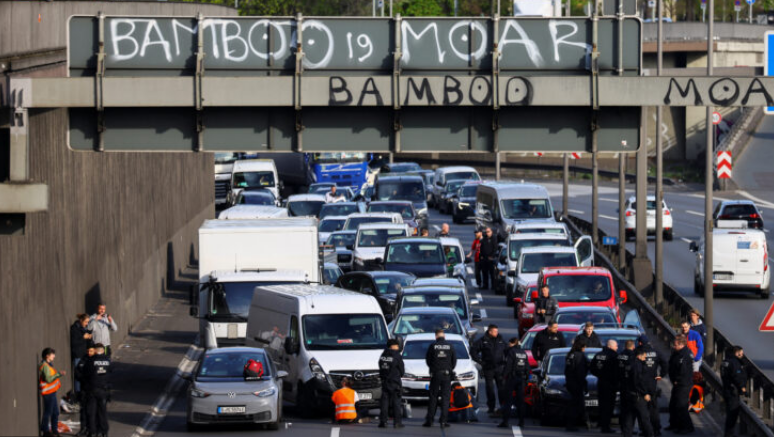 Haos u Berlinu: Aktivisti se lijepe za puteve, na ulicama 500 policajaca