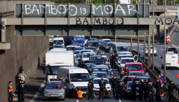 Haos u Berlinu: Aktivisti se lijepe za puteve, na ulicama 500 policajaca