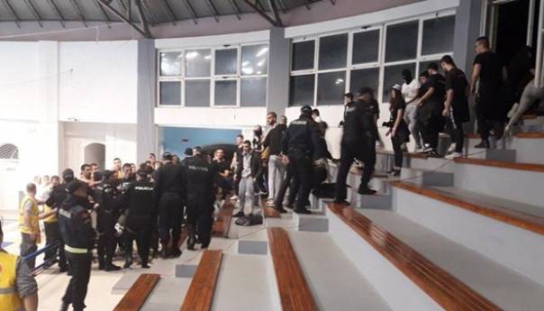 Haos u Budvi: Sukob policije i navijača Partizana, meč odložen za sutra