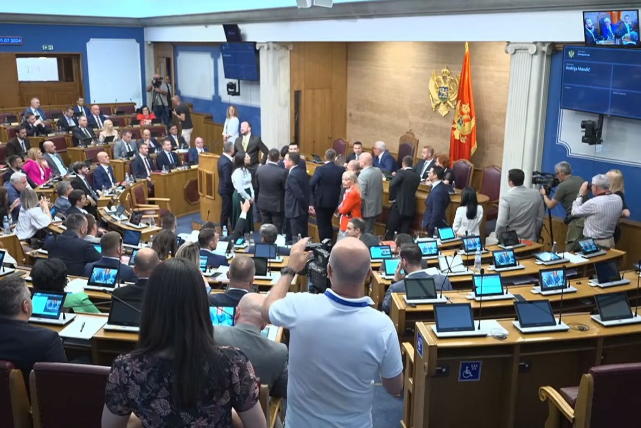Haos u Crnoj Gori: Opozicionari blokirali govornicu, nisu dopustili premijeru da se obrati