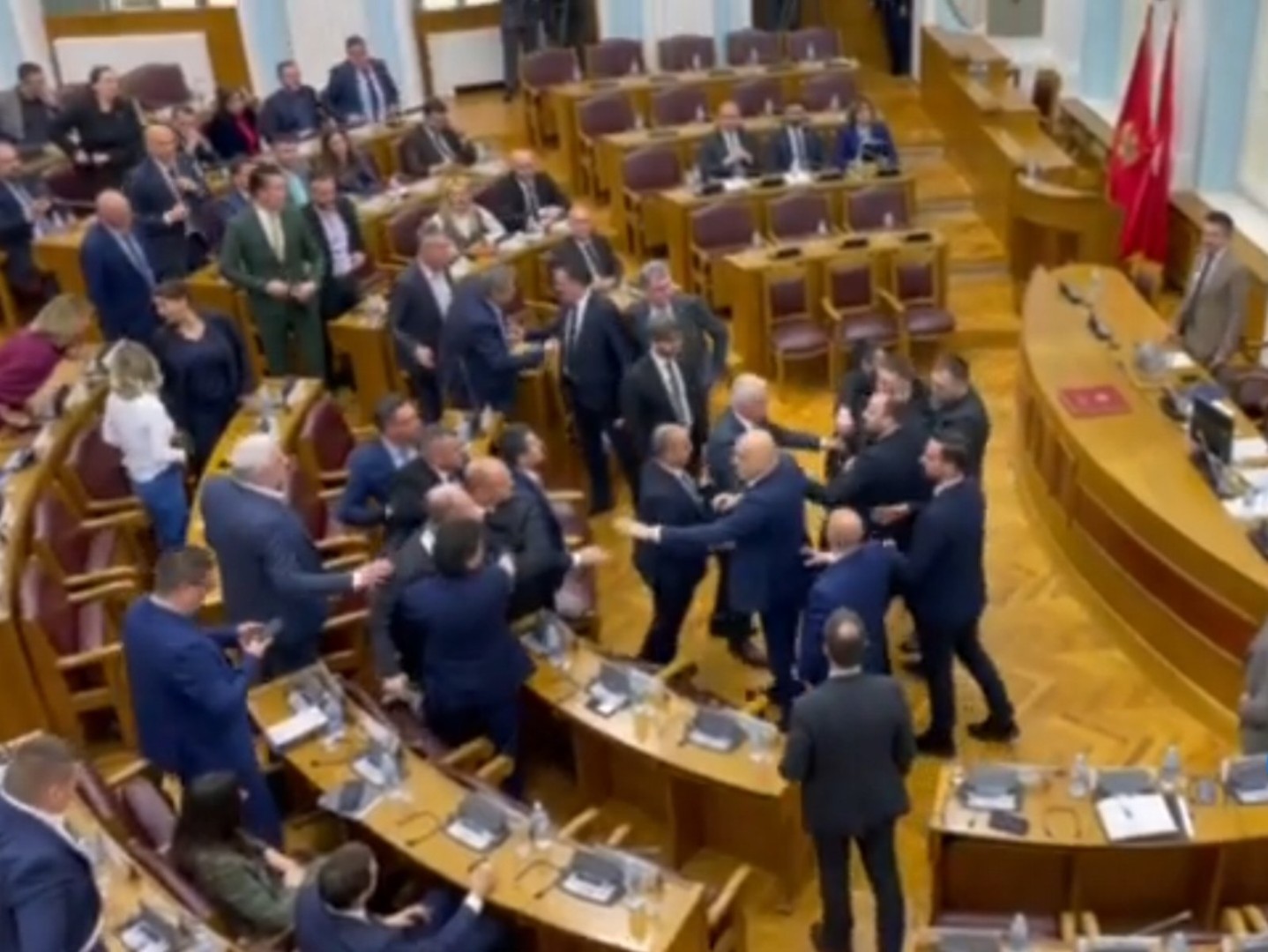 Haos u Crnoj Gori, umalo tučnjava u Skupštini