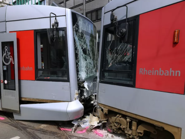 Haos u Dizeldorfu: Sudar dva tramvaja, povrijeđene desetine ljudi