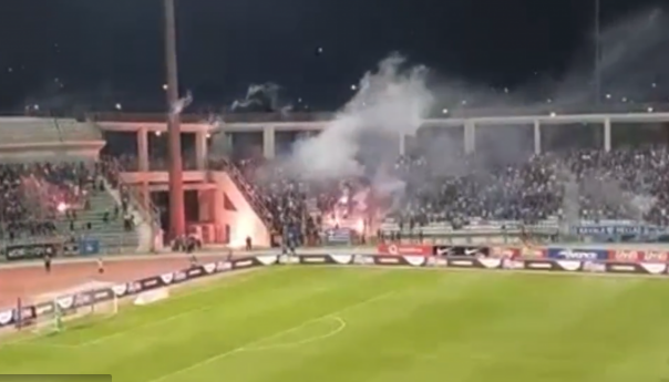 Haos u Grčkoj: Provokacije, baklje i kamenje na navijače Kosova