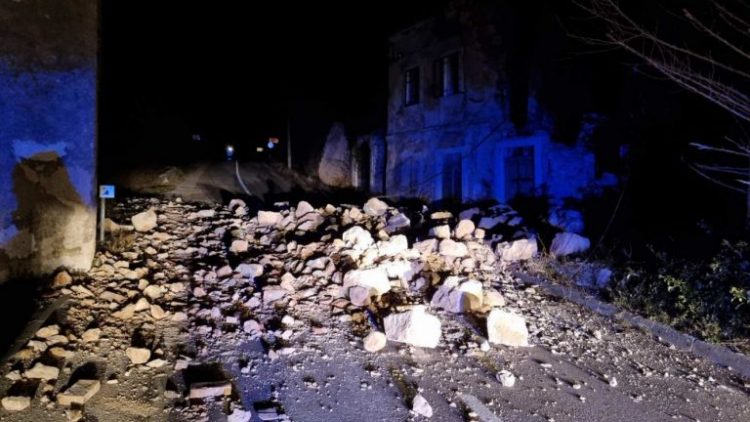 Haos u Hrvatskoj: Bura srušila kuću na cestu, čupala stabla, kamion sletio s ceste