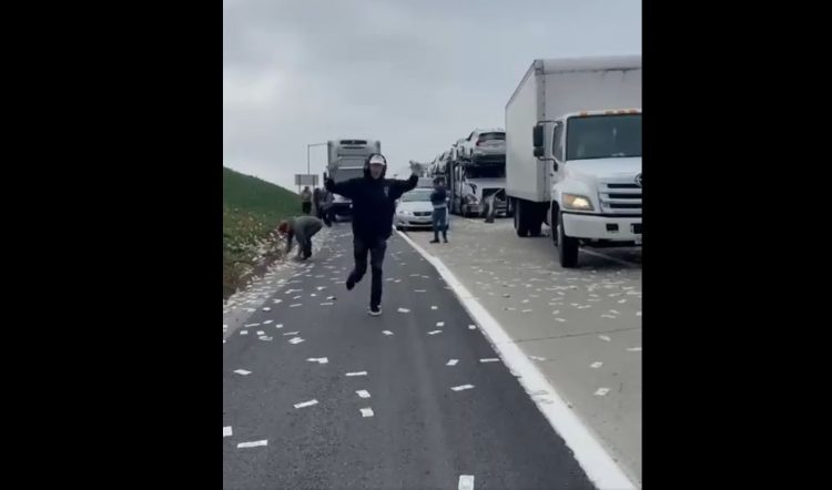 Haos u Kaliforniji: Novčanice letjele po autoputu, uhapšeno više osoba