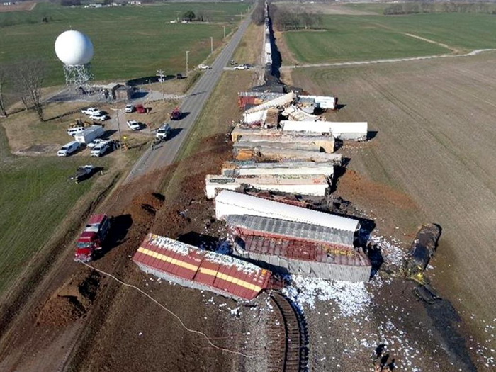 Haos u Kentuckyju: Voz iskočio iz šina, gorjele hemikalije