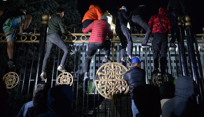 Haos u Kirgistanu: Demonstranti upali u zgradu vlade i parlamenta