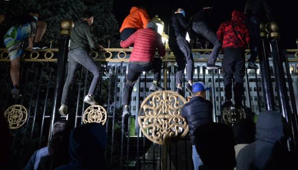 Haos u Kirgistanu: Demonstranti upali u zgradu vlade i parlamenta