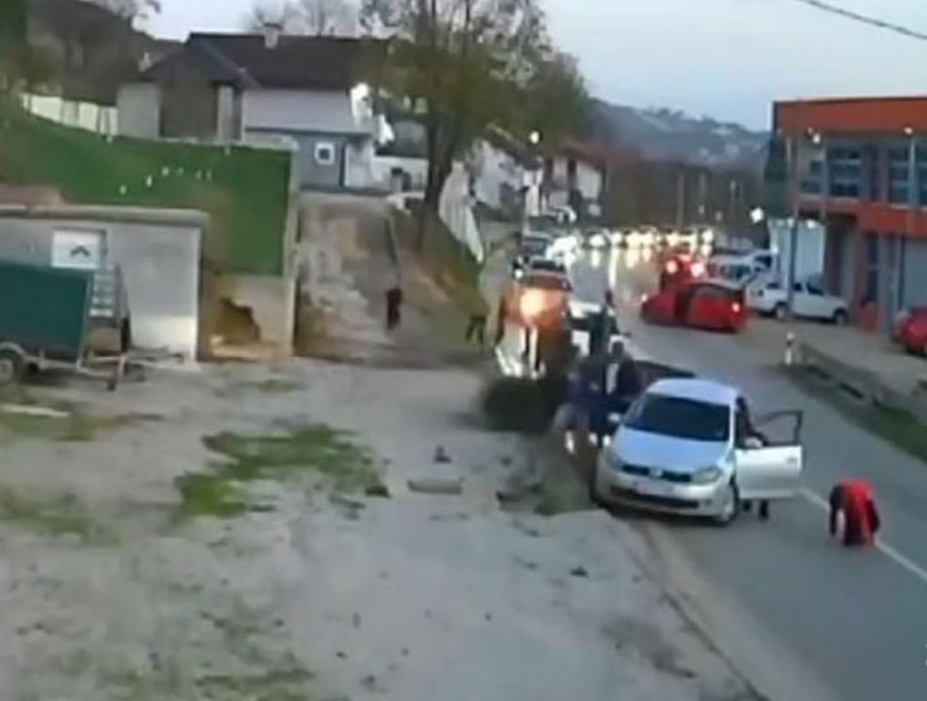 Haos u Kladuši: Nakon sudara izbila tučnjava, pa mladić autom krenuo na prolaznike