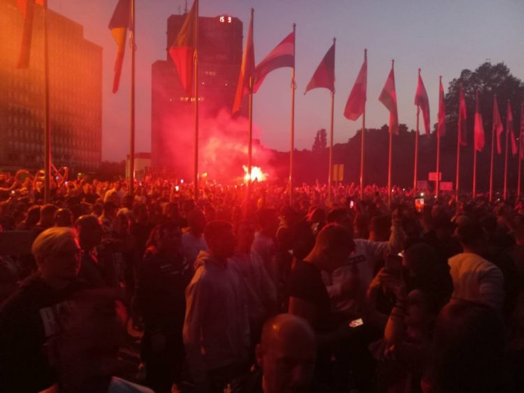 Haos u Ljubljani: Demostranti bacaju baklje na Parlament