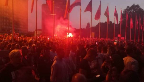 Haos u Ljubljani: Demostranti bacaju baklje na Parlament