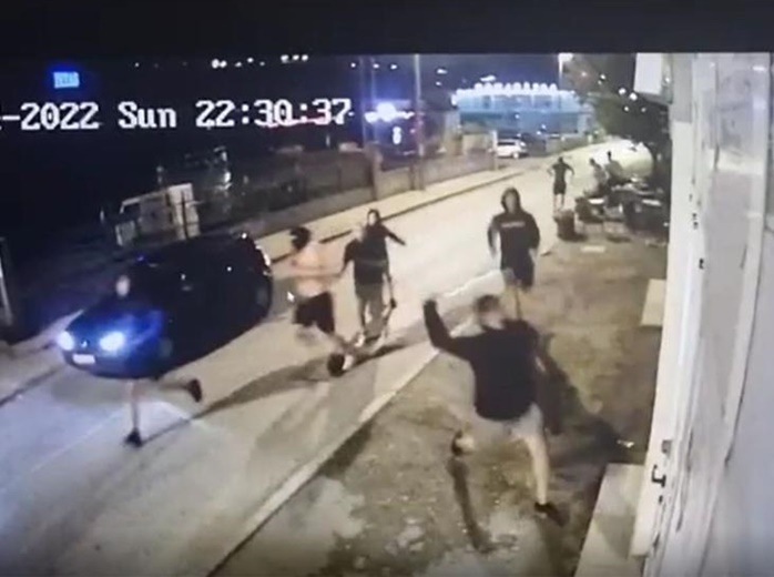 Haos u Mostaru: Maskirane osobe napale navijače AZ Alkmaara
