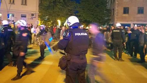 Haos u Nikšiću zbog hapšenja sveštenika, policija bacila suzavac