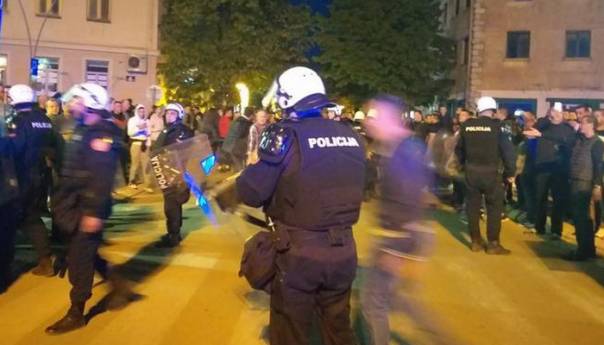 Haos u Nikšiću zbog hapšenja sveštenika, policija bacila suzavac