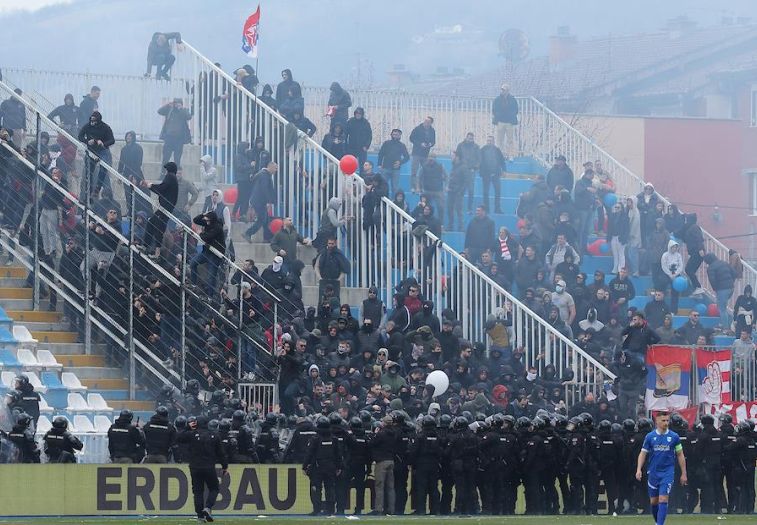 Haos u Novom Pazaru: Navijači Zvezde skandirali zločincu Mladiću