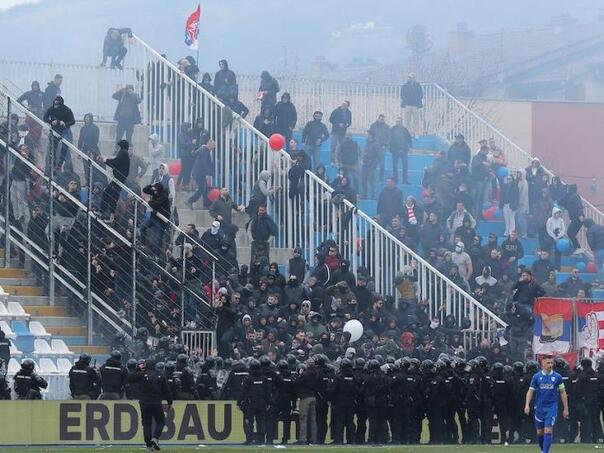 Haos u Novom Pazaru: Navijači Zvezde skandirali zločincu