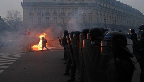Haos u Parizu: Policija suzavcem tjera demonstrante