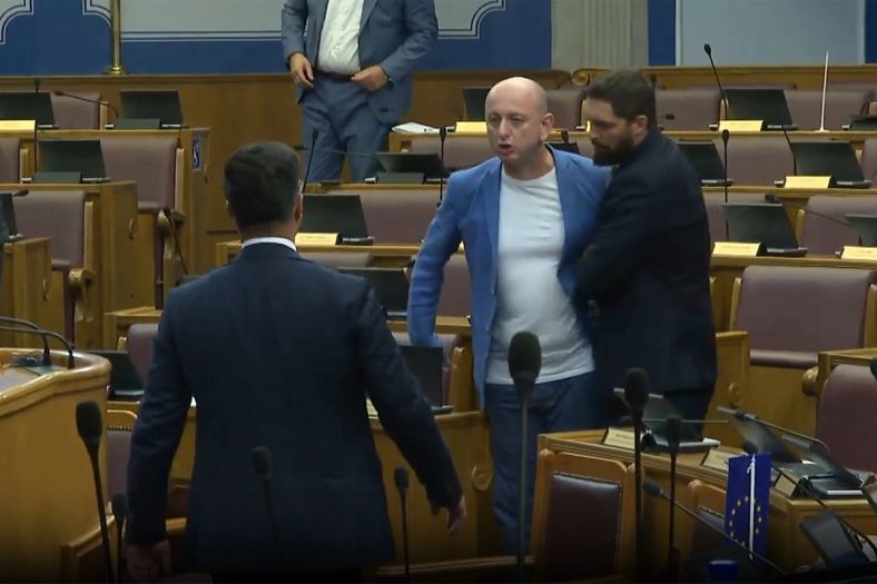 Haos u parlamentu Crne Gore: Ministar policije se zaletio na poslanika