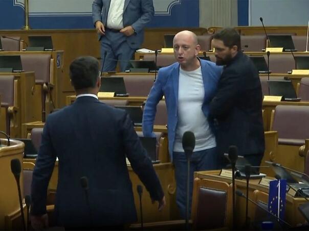 Haos u parlamentu Crne Gore: Ministar policije se zaletio na poslanika