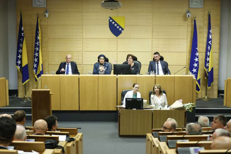 Haos u Parlamentu: Vlast želi nastavak vanredne sjednice, burne rasprave