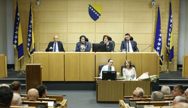 Haos u Parlamentu: Vlast želi nastavak vanredne sjednice, burne rasprave