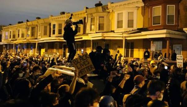 Policija ubila Afroamerikanca, uvodi se policijski sat