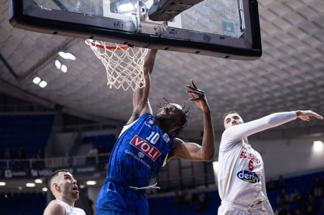 Haos u Podgorici: Navijači napali košarkaše, uletjeli u svlačionicu