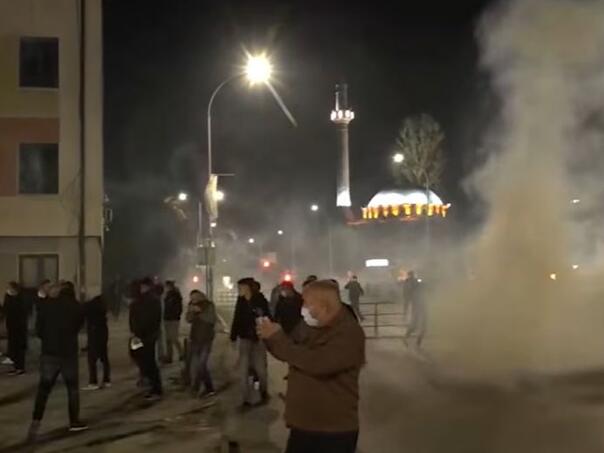 Haos u Prištini: Demonstranti gađali Skupštinu, policija uzvratila suzavcem