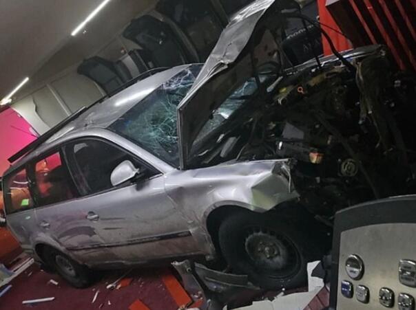 Haos u Prnjavoru: Autom uletio u kafić i potpuno ga razlupao