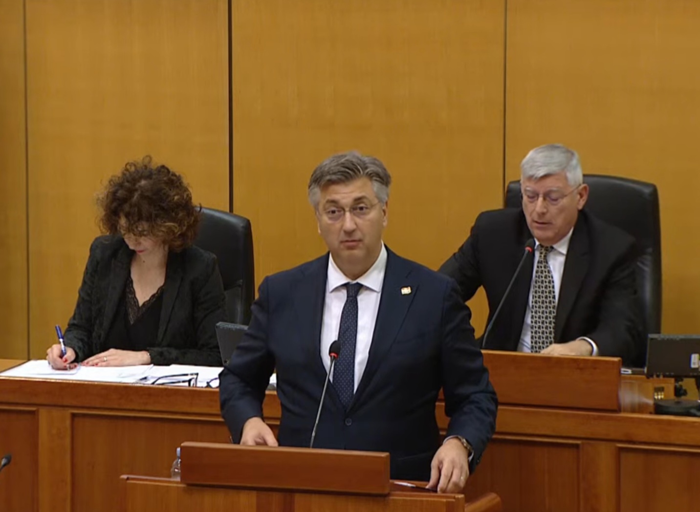 Haos u Saboru: Opozicija lupala od klupe, dok je Plenković govorio