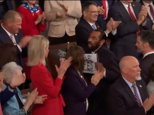 Haos u sali tokom Trumpovog govora: "Crnci nisu majmuni"