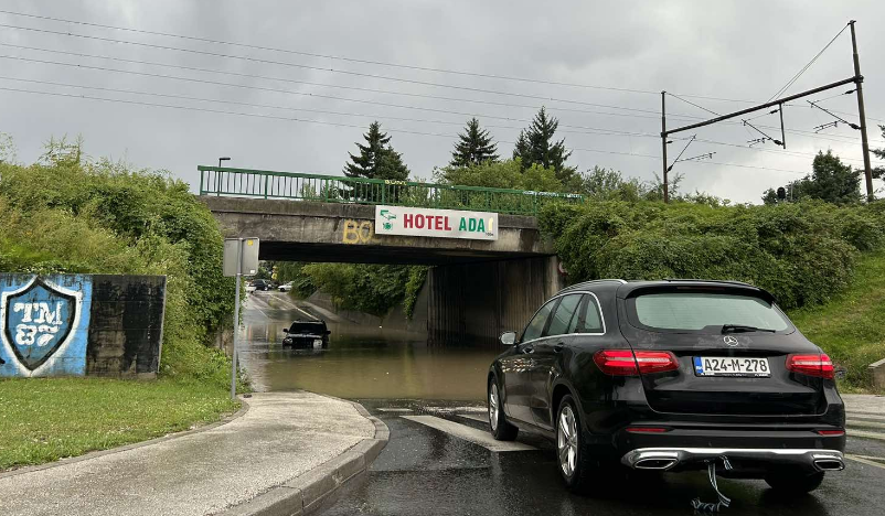 Haos u Sarajevu, auto zaglavljeno ispod podvožnjaka