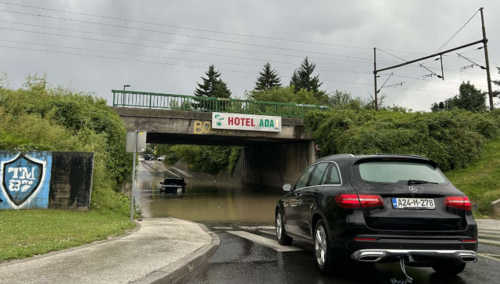 Haos u Sarajevu, auto zaglavljeno ispod podvožnjaka