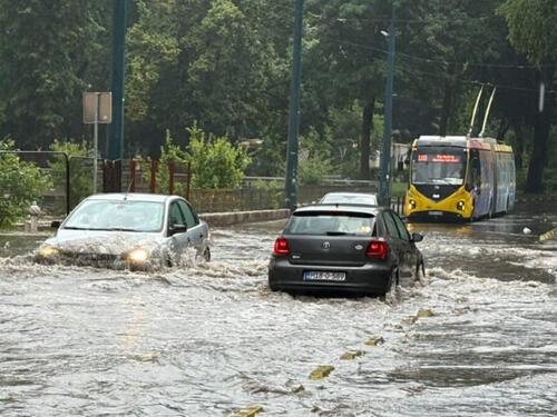 Haos u Sarajevu: Nevrijeme pretvorilo ulice u rijeke, oštećena infrastruktura