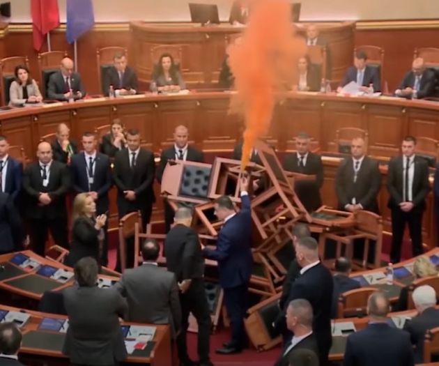 Haos u Skupštini Albanije: Poslanici palili klupe i aktivirali dimne bombe