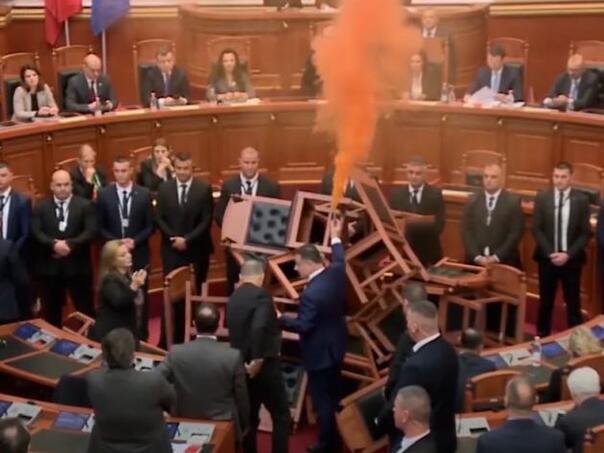 Haos u Skupštini Albanije: Poslanici palili klupe i aktivirali dimne bombe