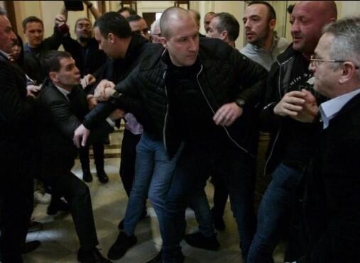 Haos u Skupštini Srbije, došlo do fizičkog okršaja