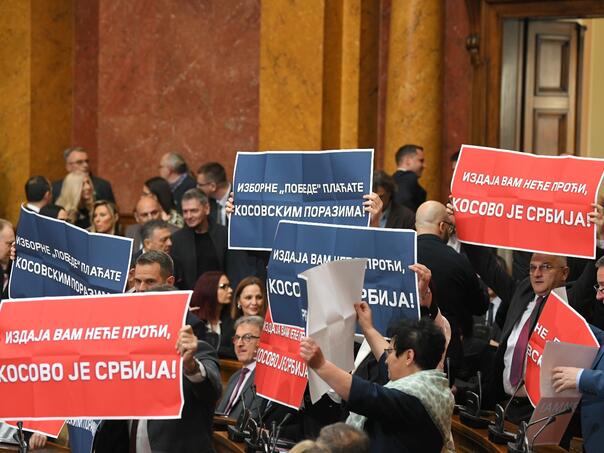 Haos u Skupštini Srbije: Opozicija zakletvu položila u hodniku