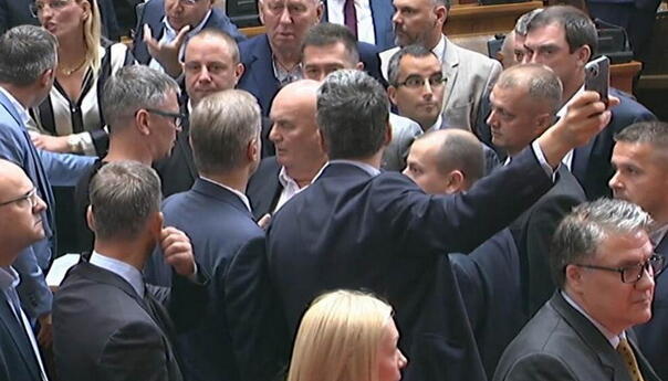 Haos u Skupštini Srbije: Poslanici se htjeli fizički obračunati