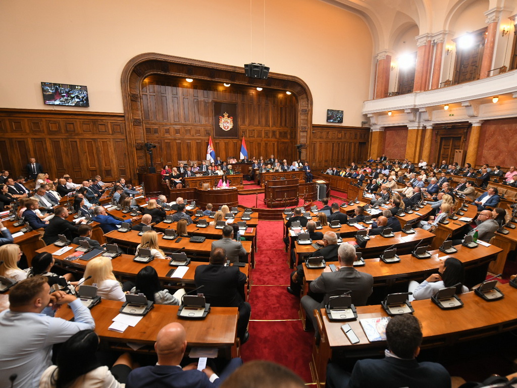 Haos u Skupštini zbog litija: Napravili ste od Srbije javnu kuću