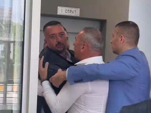 Haos u Skuštini Istočnog Novog Sarajeva: Sukobili se Šešelj i Kostović