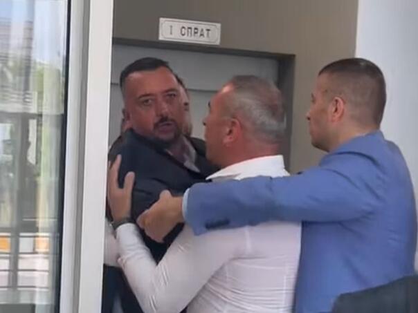 Haos u Skuštini Istočnog Novog Sarajeva: Sukobili se Šešelj i Kostović